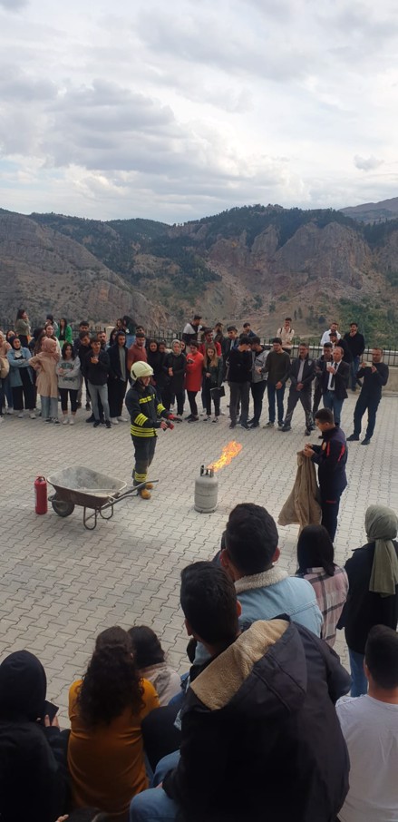 Meslek üksekokulumuzda yangın güvenliği eğitimi ve tatbikatı düzenlendi.